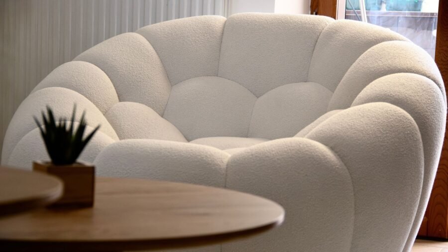 fauteuil design tissu beige haut de gamme
